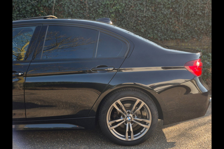 BMW 3-serie 320i M Sport ACC Apple CarPlay Camera Schuifdak Lane assist volle optieslijst H&K High Executive