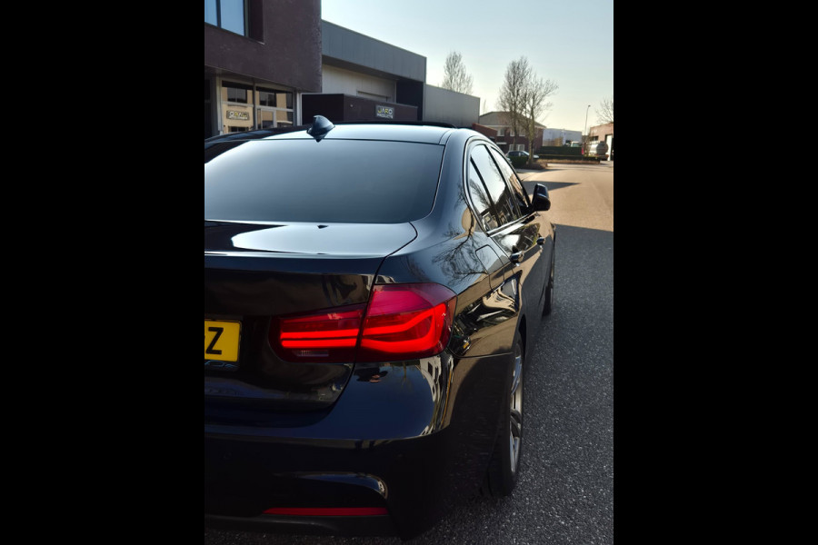 BMW 3-serie 320i M Sport ACC Apple CarPlay Camera Schuifdak Lane assist volle optieslijst H&K High Executive