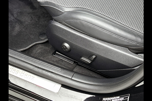 Mercedes-Benz C-Klasse 300 e Business Line Limited | Achteruitrijcamera | Stoelverwarming | Sfeerverlichting | Apple carplay |  Navigatie | Inclusief 24 maanden MB Certified garantie voor Europa.