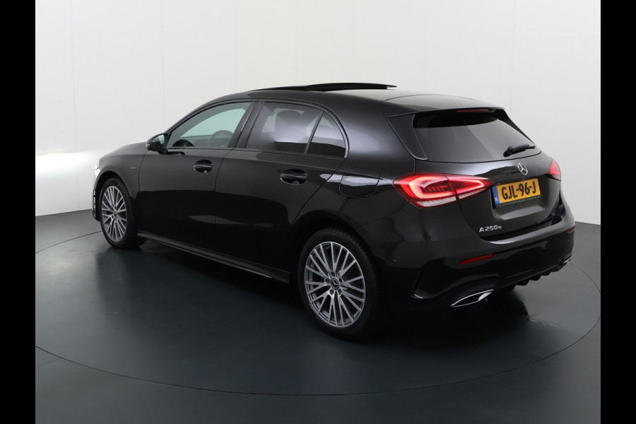 Mercedes-Benz A-Klasse 250e AMG // Panoramadak // Distronic // Carplay // 18" // Nightpakket // All Season Banden // Widescreen