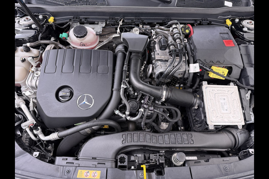 Mercedes-Benz A-Klasse 250e AMG // Panoramadak // Distronic // Carplay // 18" // Nightpakket // All Season Banden // Widescreen