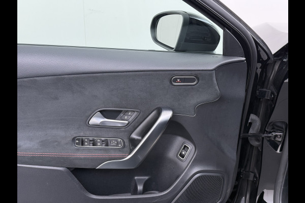 Mercedes-Benz A-Klasse 250e AMG // Panoramadak // Distronic // Carplay // 18" // Nightpakket // All Season Banden // Widescreen