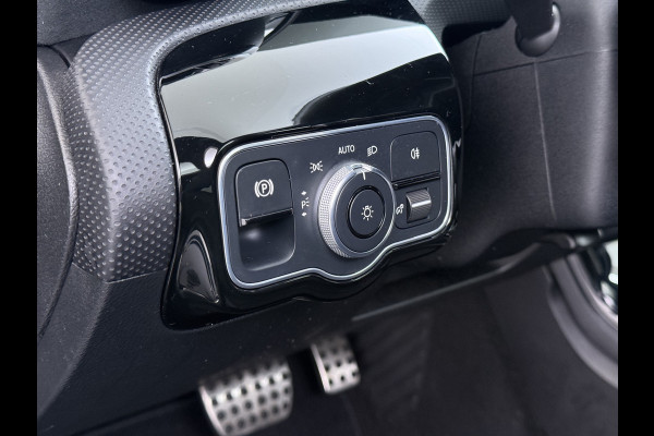 Mercedes-Benz A-Klasse 250e AMG // Panoramadak // Distronic // Carplay // 18" // Nightpakket // All Season Banden // Widescreen