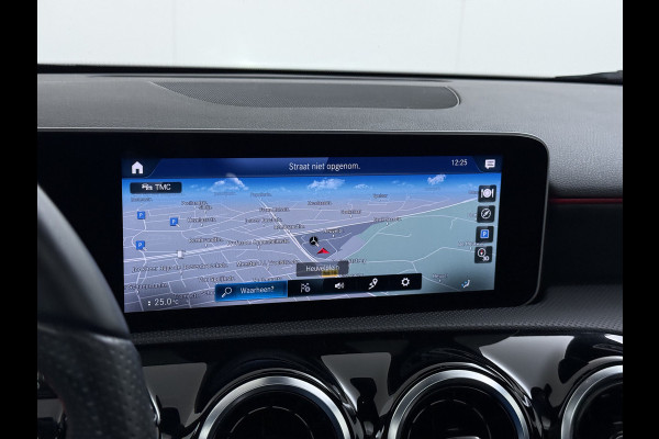 Mercedes-Benz A-Klasse 250e AMG // Panoramadak // Distronic // Carplay // 18" // Nightpakket // All Season Banden // Widescreen