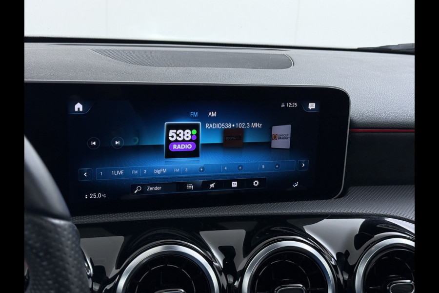 Mercedes-Benz A-Klasse 250e AMG // Panoramadak // Distronic // Carplay // 18" // Nightpakket // All Season Banden // Widescreen