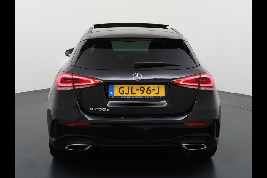 Mercedes-Benz A-Klasse 250e AMG // Panoramadak // Distronic // Carplay // 18" // Nightpakket // All Season Banden // Widescreen