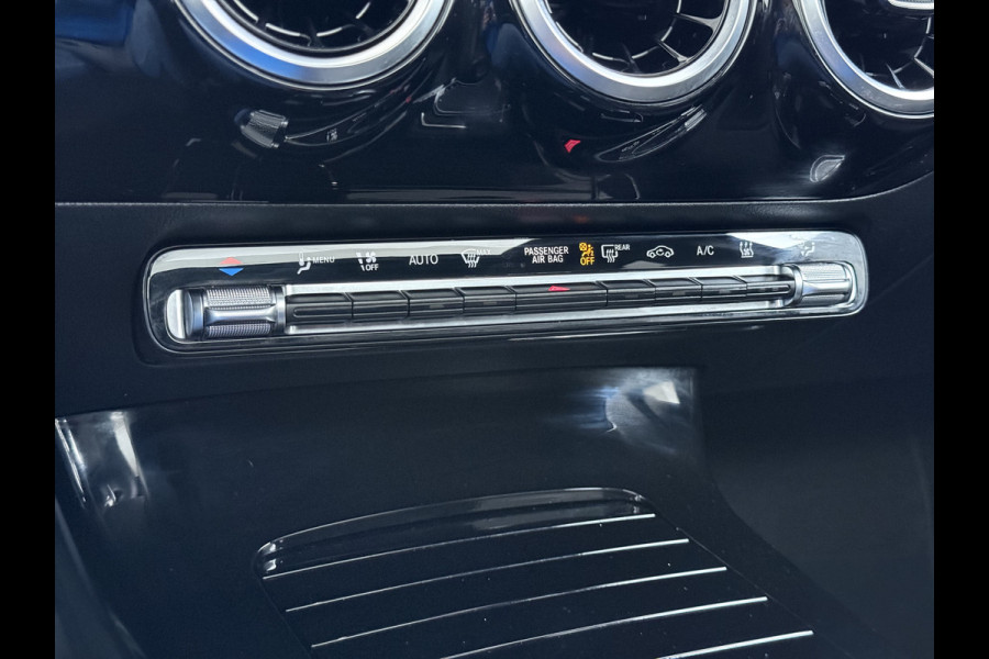 Mercedes-Benz A-Klasse 250e AMG // Panoramadak // Distronic // Carplay // 18" // Nightpakket // All Season Banden // Widescreen