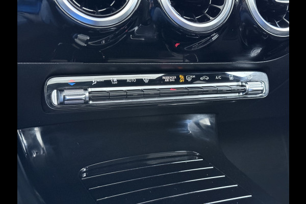 Mercedes-Benz A-Klasse 250e AMG // Panoramadak // Distronic // Carplay // 18" // Nightpakket // All Season Banden // Widescreen