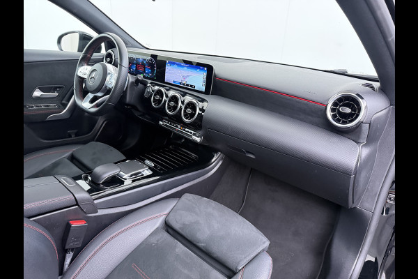Mercedes-Benz A-Klasse 250e AMG // Panoramadak // Distronic // Carplay // 18" // Nightpakket // All Season Banden // Widescreen