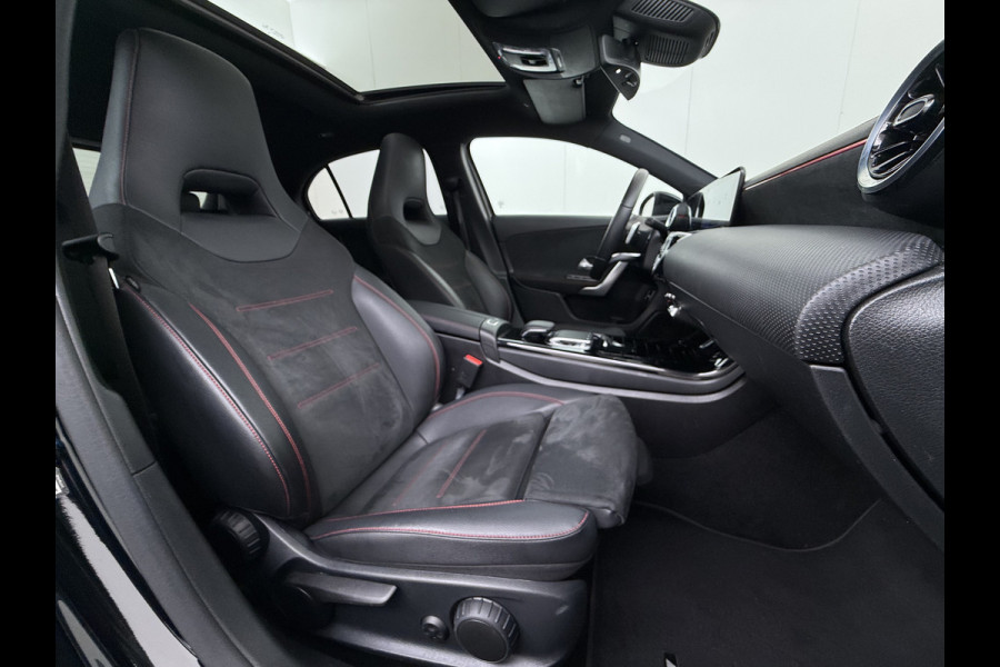 Mercedes-Benz A-Klasse 250e AMG // Panoramadak // Distronic // Carplay // 18" // Nightpakket // All Season Banden // Widescreen