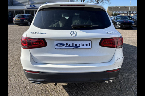 Mercedes-Benz GLC 300e 4MATIC AMG Line PHEV 320pk | Trekhaak | Panoramadak | 2 bandensets | Leder | Adaptive cruise control | Camera