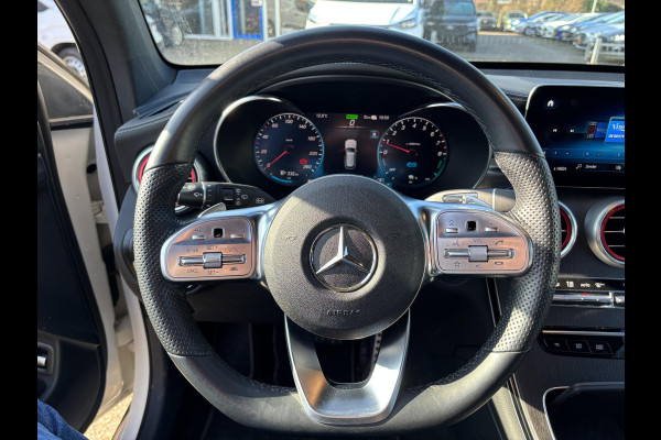 Mercedes-Benz GLC 300e 4MATIC AMG Line PHEV 320pk | Trekhaak | Panoramadak | 2 bandensets | Leder | Adaptive cruise control | Camera