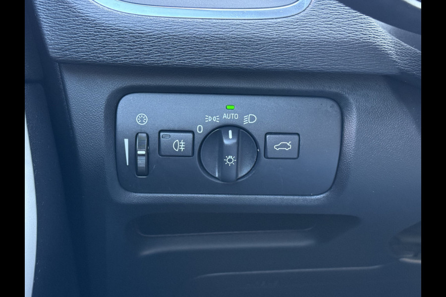 Volvo V40 BWJ 2018 | 2.0 D3 150PK R-DESIGN | TREKHAAK | PANO DAK | LEER | CAMERA A | CLIMA | NAVI | STOELVERW | PREMIUM AUDIO