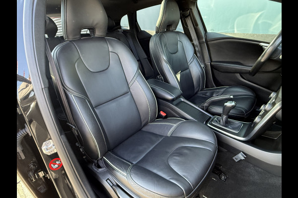 Volvo V40 BWJ 2018 | 2.0 D3 150PK R-DESIGN | TREKHAAK | PANO DAK | LEER | CAMERA A | CLIMA | NAVI | STOELVERW | PREMIUM AUDIO