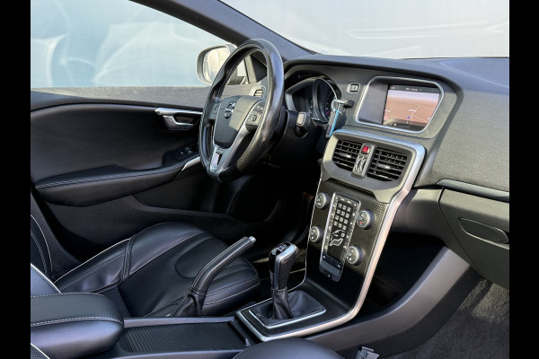 Volvo V40 BWJ 2018 | 2.0 D3 150PK R-DESIGN | TREKHAAK | PANO DAK | LEER | CAMERA A | CLIMA | NAVI | STOELVERW | PREMIUM AUDIO