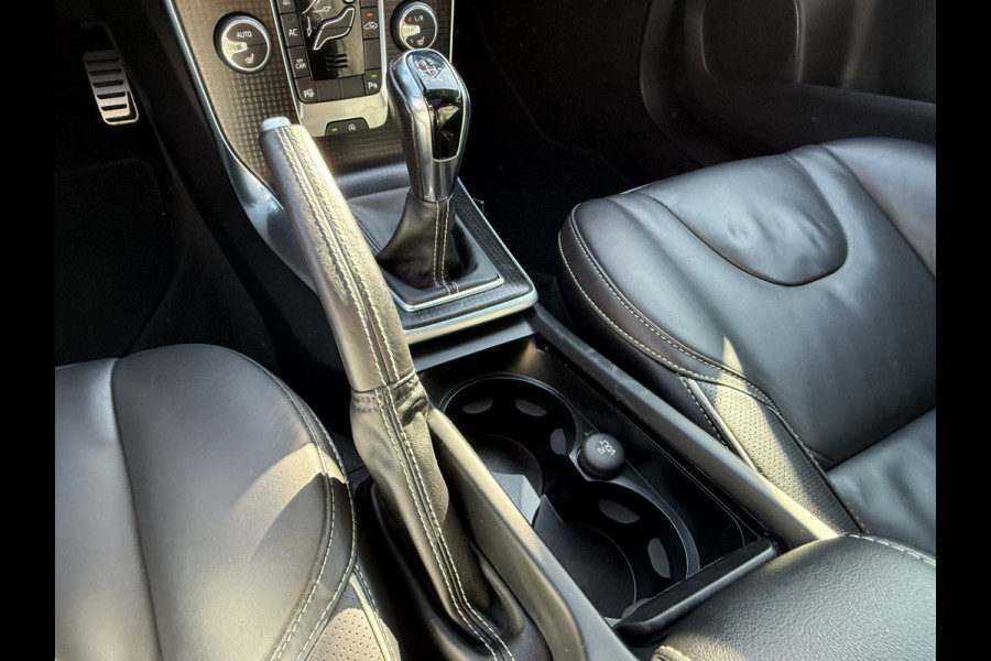 Volvo V40 BWJ 2018 | 2.0 D3 150PK R-DESIGN | TREKHAAK | PANO DAK | LEER | CAMERA A | CLIMA | NAVI | STOELVERW | PREMIUM AUDIO