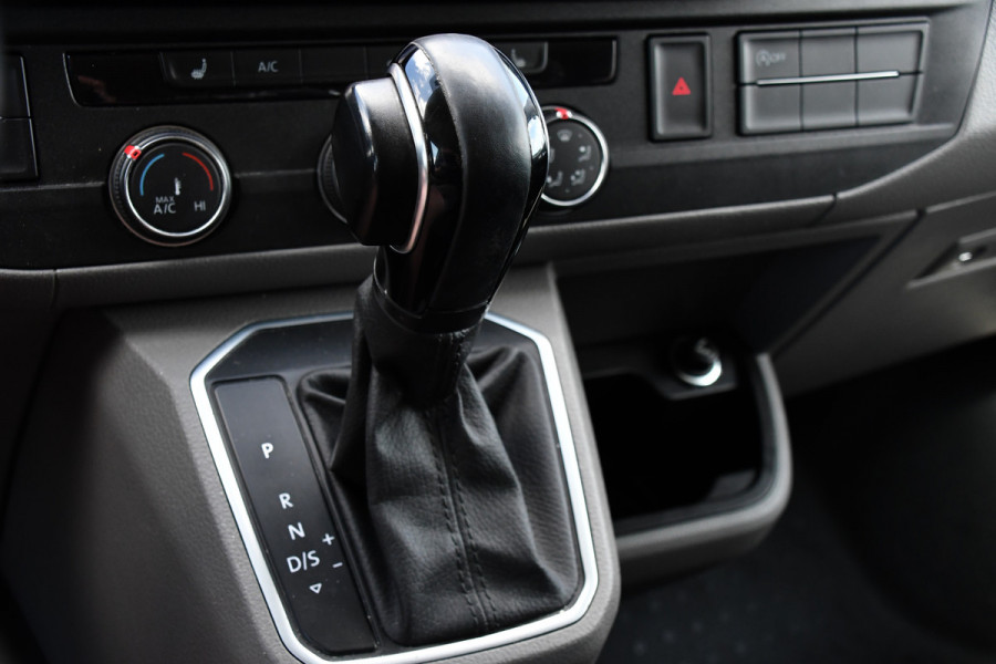 Volkswagen Transporter 2.0 TDI L2H1 32 DC Bulli Virtual, Adaptieve Cruise, Carplay, LED, 150PK, Stoelverwarming, Trekhaak, 2 x Schuifdeur, Standkachel, Uniek!