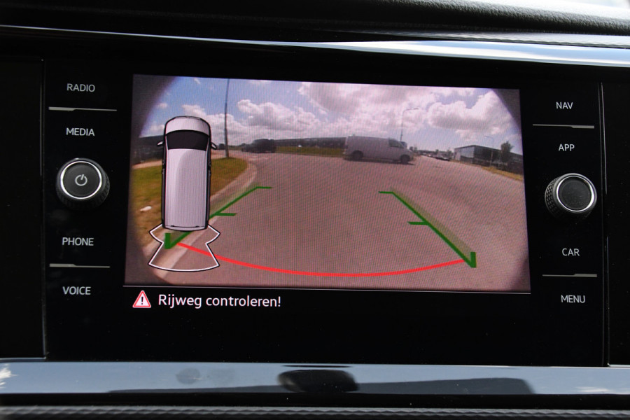 Volkswagen Transporter 2.0 TDI L2H1 32 DC Bulli Virtual, Adaptieve Cruise, Carplay, LED, 150PK, Stoelverwarming, Trekhaak, 2 x Schuifdeur, Standkachel, Uniek!