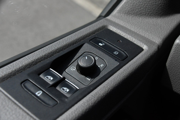 Volkswagen Transporter 2.0 TDI L2H1 32 DC Bulli Virtual, Adaptieve Cruise, Carplay, LED, 150PK, Stoelverwarming, Trekhaak, 2 x Schuifdeur, Standkachel, Uniek!