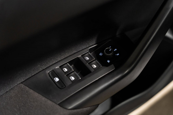 Volkswagen Taigo 1.0 TSI R-Line DSG IQ PANO CAMERA