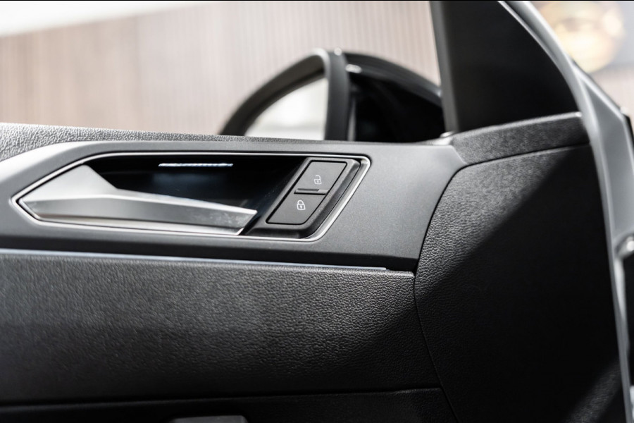 Volkswagen Taigo 1.0 TSI R-Line DSG IQ PANO CAMERA