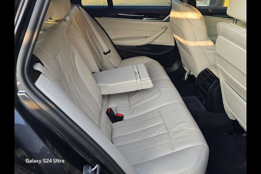 BMW 5 Serie Touring 520i Business Edition Plus / NAP / Aut / Camera / Memory / Leder / Navi / Led / Pdc / Allu Velgen