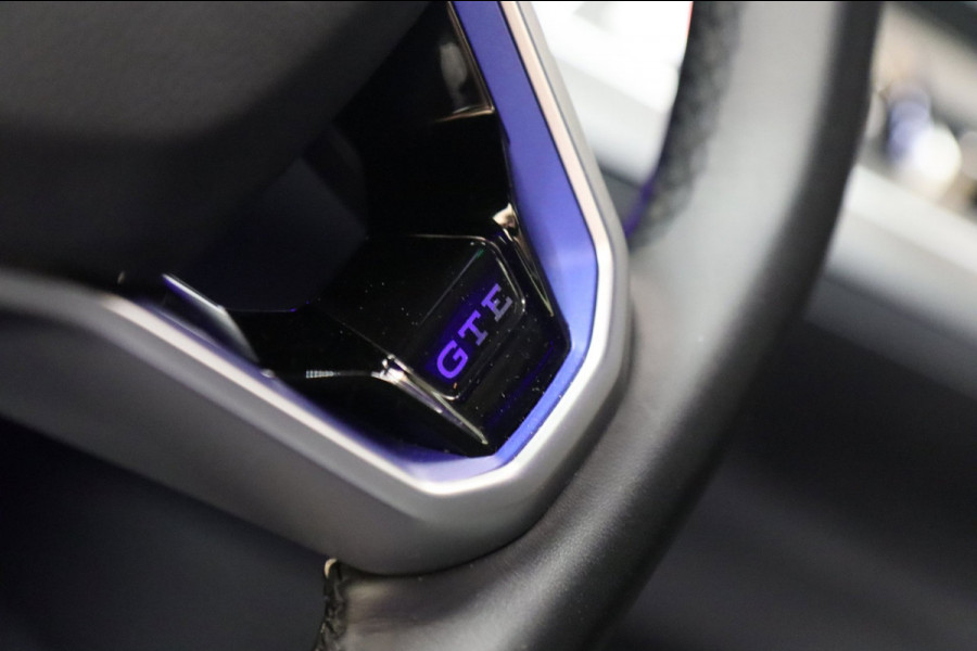 Volkswagen Golf 1.4 eHybrid GTE /PANO/IQLIGHT/CAM/CARPLAY/ACC/LANE ASSIST/STOELVERWARMING/STERRENHEMEL/VOL