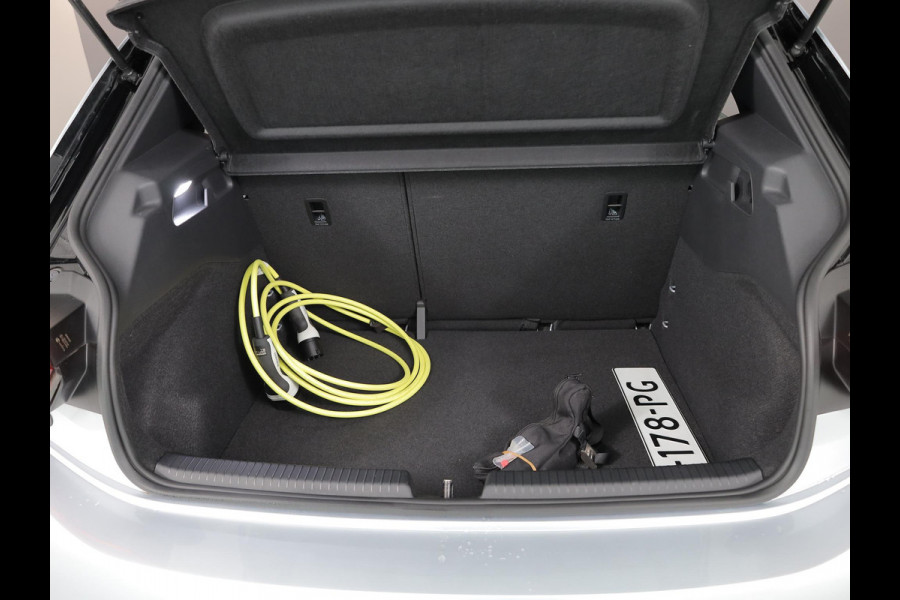 Volkswagen ID.3 Pure 45 kWh 150pk| SoH 94% | trekhaak afn.kogel| Navi| stuur en voorstoelen verwarmd| Interieur voorverwarming|