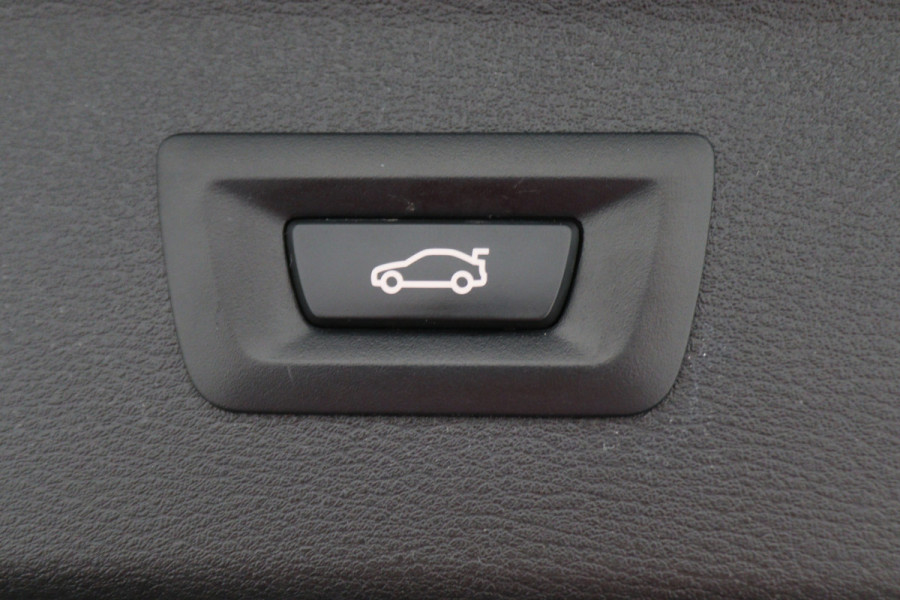 BMW X1 sDrive18i High Executive M Sport Leer, ACC, Camera, Trekhaak, Navigatie, PDC, 18"