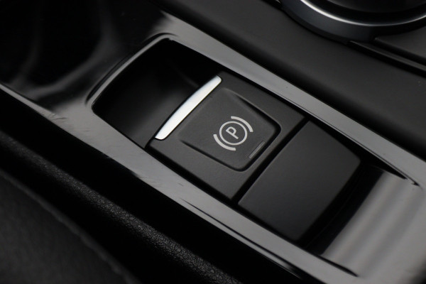 BMW X1 sDrive18i High Executive M Sport Leer, ACC, Camera, Trekhaak, Navigatie, PDC, 18"