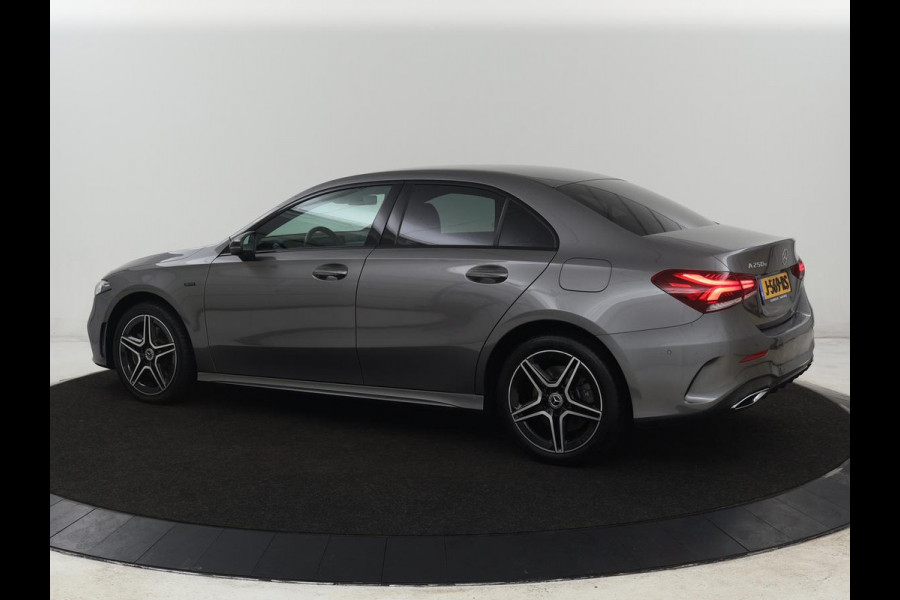 Mercedes-Benz A-Klasse 250e AMG Limited | SOH 94,7% | Carplay | Stoelverwarming | Leder/Alcantara | Widescreen | Sfeerverlichting | Navigatie | Camera | Full LED | Park Assist | PHEV | Plug In
