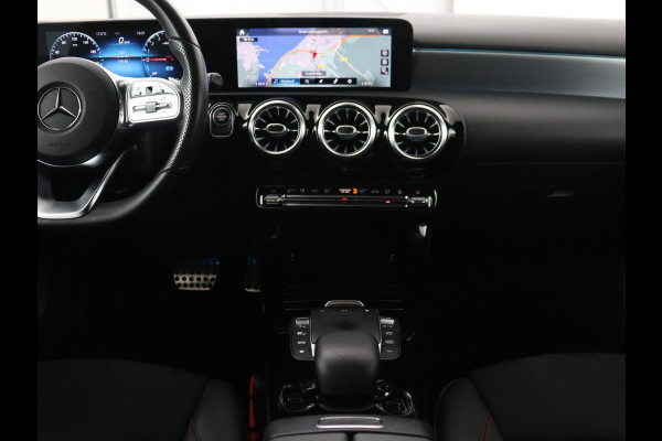 Mercedes-Benz A-Klasse 250e AMG Limited | SOH 94,7% | Carplay | Stoelverwarming | Leder/Alcantara | Widescreen | Sfeerverlichting | Navigatie | Camera | Full LED | Park Assist | PHEV | Plug In
