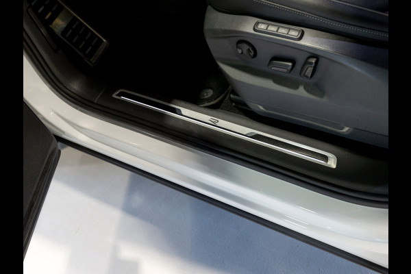 Volkswagen Tiguan 1.4 TSI eHybrid R-Line Business+ / 245pk / Trekhaak / Panorama dak / Leder /