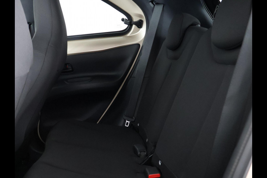 Toyota Aygo X 1.0 VVT-i MT Pulse GARANTIE TOT 03-2035! . STOELVERWARMING . APPLECARPLAY & ANDRIOD AUTO . ACHTERUITRIJ CAMERA .