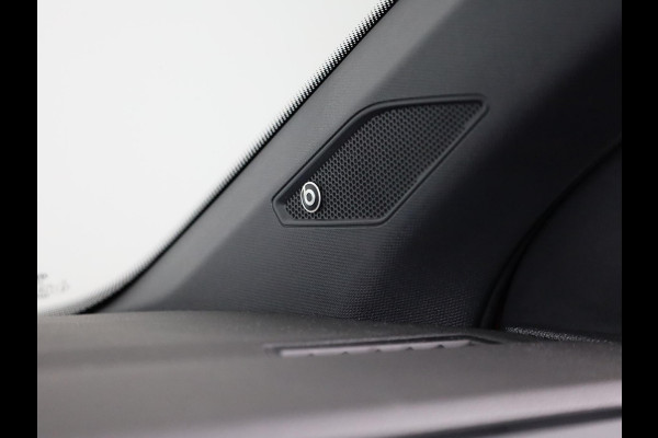 Volkswagen Polo 1.0 TSI Highline R-Line 95 pk | Navigatie | Panoramadak | Parkeersensoren | LED koplampen | Stoelverwarming | R-Line |