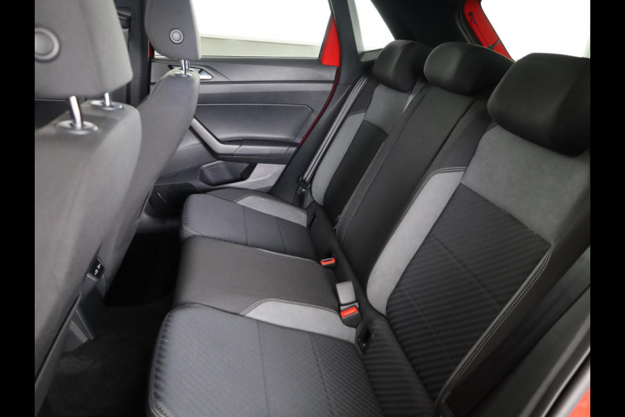 Volkswagen Polo 1.0 TSI Highline R-Line 95 pk | Navigatie | Panoramadak | Parkeersensoren | LED koplampen | Stoelverwarming | R-Line |