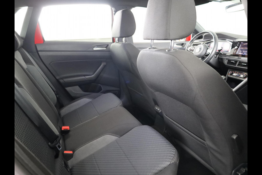 Volkswagen Polo 1.0 TSI Highline R-Line 95 pk | Navigatie | Panoramadak | Parkeersensoren | LED koplampen | Stoelverwarming | R-Line |