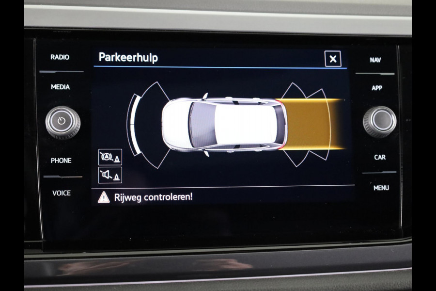 Volkswagen Polo 1.0 TSI Highline R-Line 95 pk | Navigatie | Panoramadak | Parkeersensoren | LED koplampen | Stoelverwarming | R-Line |