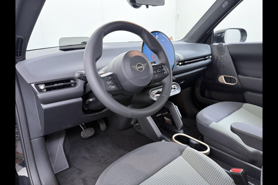 MINI Cooper E Essential XS 40.7 kWh NIEUWE AUTO | HEAD-UP DISPLAY | CAMERA | STOELVERWARMING  | ORIGINEEL NL AUTO | FABRIEKSGARANTIE TM 2029 |