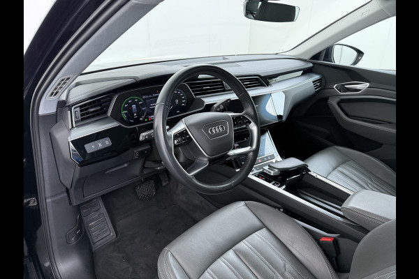 Audi e-tron 55 Quattro 95kWh 408PK- Leer+Verwarmd Trekhaak Luchtvering Adap.Cruise Navi Ecc Stoelverwarming Business edition Plus LED Lmv Elek.Achterklep Privacy Glas Keyless Zwarte Hemel Origineel Nederlandse Auto SOH 89% Trekhaak 1800kg !