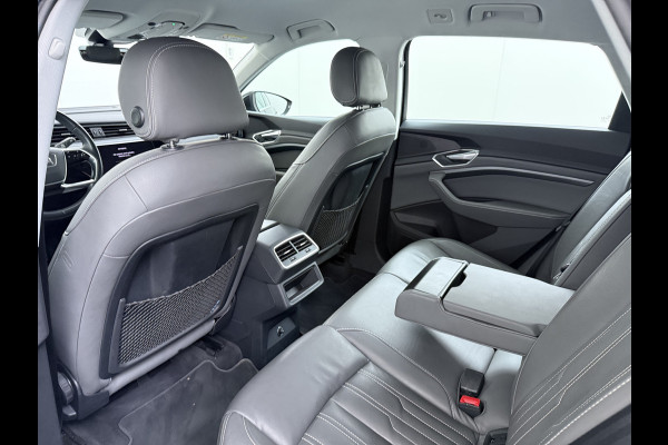 Audi e-tron 55 Quattro 95kWh 408PK- Leer+Verwarmd Trekhaak Luchtvering Adap.Cruise Navi Ecc Stoelverwarming Business edition Plus LED Lmv Elek.Achterklep Privacy Glas Keyless Zwarte Hemel Origineel Nederlandse Auto SOH 89% Trekhaak 1800kg !