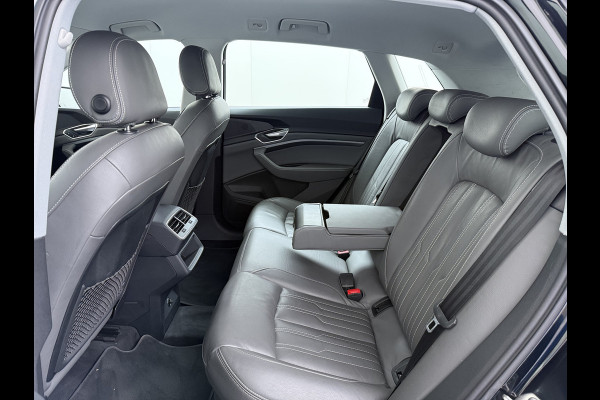 Audi e-tron 55 Quattro 95kWh 408PK- Leer+Verwarmd Trekhaak Luchtvering Adap.Cruise Navi Ecc Stoelverwarming Business edition Plus LED Lmv Elek.Achterklep Privacy Glas Keyless Zwarte Hemel Origineel Nederlandse Auto SOH 89% Trekhaak 1800kg !