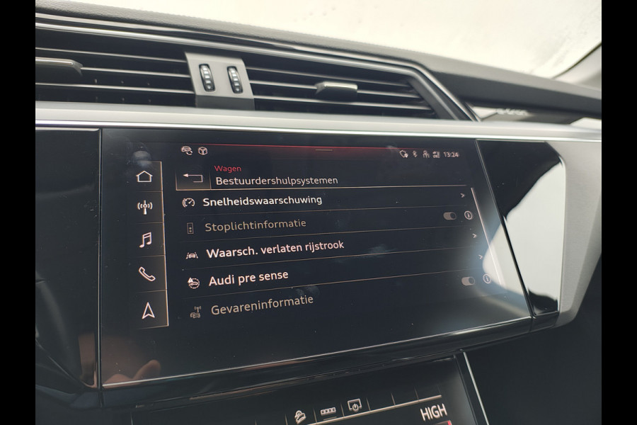 Audi e-tron 55 Quattro 95kWh 408PK- Leer+Verwarmd Trekhaak Luchtvering Adap.Cruise Navi Ecc Stoelverwarming Business edition Plus LED Lmv Elek.Achterklep Privacy Glas Keyless Zwarte Hemel Origineel Nederlandse Auto SOH 89% Trekhaak 1800kg !