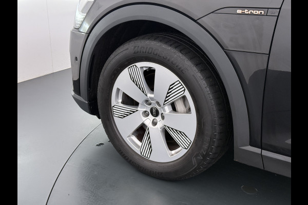 Audi e-tron 55 Quattro 95kWh 408PK- Leer+Verwarmd Trekhaak Luchtvering Adap.Cruise Navi Ecc Stoelverwarming Business edition Plus LED Lmv Elek.Achterklep Privacy Glas Keyless Zwarte Hemel Origineel Nederlandse Auto SOH 89% Trekhaak 1800kg !