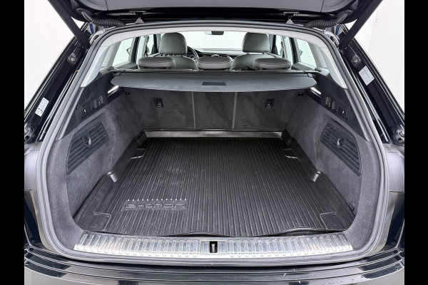 Audi e-tron 55 Quattro 95kWh 408PK- Leer+Verwarmd Trekhaak Luchtvering Adap.Cruise Navi Ecc Stoelverwarming Business edition Plus LED Lmv Elek.Achterklep Privacy Glas Keyless Zwarte Hemel Origineel Nederlandse Auto SOH 89% Trekhaak 1800kg !