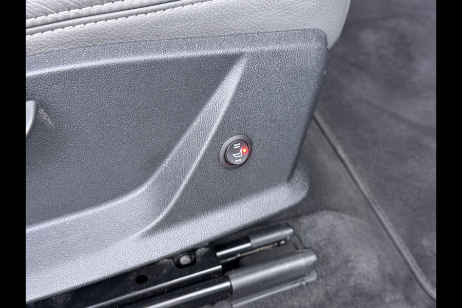 Audi e-tron 55 Quattro 95kWh 408PK- Leer+Verwarmd Trekhaak Luchtvering Adap.Cruise Navi Ecc Stoelverwarming Business edition Plus LED Lmv Elek.Achterklep Privacy Glas Keyless Zwarte Hemel Origineel Nederlandse Auto SOH 89% Trekhaak 1800kg !