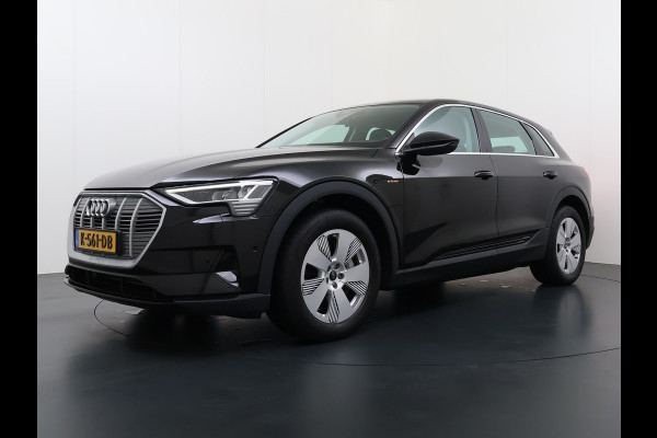 Audi e-tron 55 Quattro 95kWh 408PK- Leer+Verwarmd Trekhaak Luchtvering Adap.Cruise Navi Ecc Stoelverwarming Business edition Plus LED Lmv Elek.Achterklep Privacy Glas Keyless Zwarte Hemel Origineel Nederlandse Auto SOH 89% Trekhaak 1800kg !