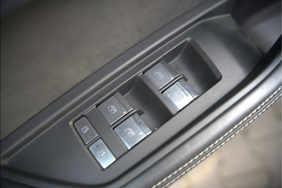 Audi e-tron e-tron 55 quattro advanced Pro Line S 95 kWh S-Line | Panoramadak | Bang & Olufsen | Stoelverwarming | Head-Up Display | 360 Camera | Matrix LED | Luchtvering | Memory Seat | Keyless | Elektrisch Verstelbare Stoelen | B&O