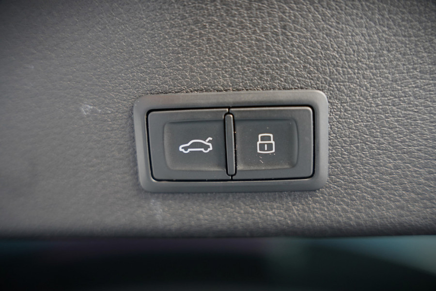 Audi e-tron e-tron 55 quattro advanced Pro Line S 95 kWh S-Line | Panoramadak | Bang & Olufsen | Stoelverwarming | Head-Up Display | 360 Camera | Matrix LED | Luchtvering | Memory Seat | Keyless | Elektrisch Verstelbare Stoelen | B&O