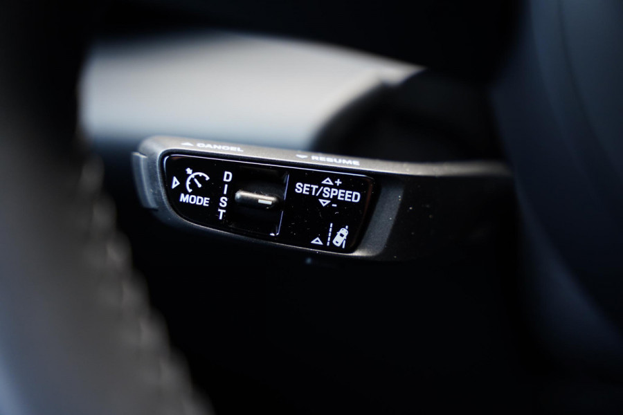 Porsche Macan Turbo 100 kWh / Passenger Display / Panoramadak / 2 D.Km